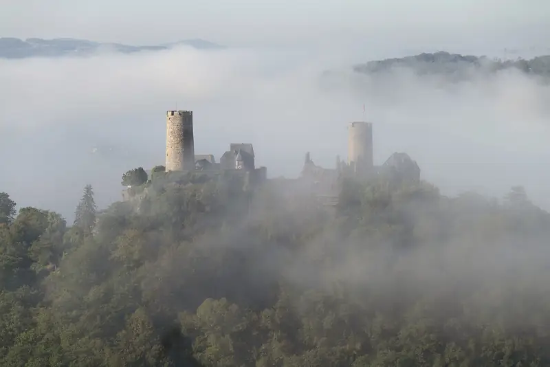Burg Thurant boven Alken in de ochtendmist