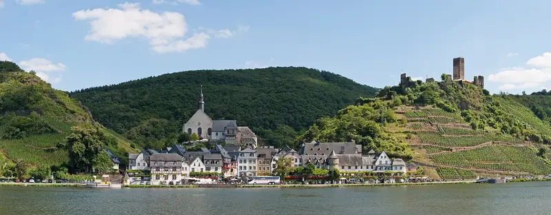 Beilstein met de kloosterkerk en burchtruïne Metternich, gezien over de Moezel