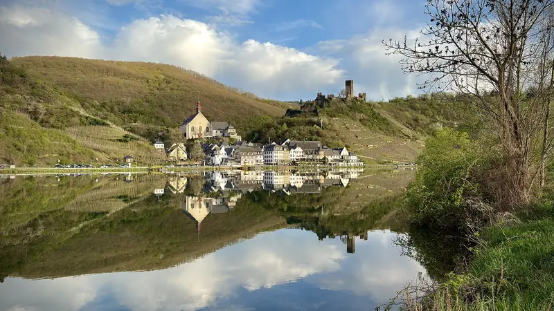 Beilstein og borgen Metternich spejlet i den stille Mosel
