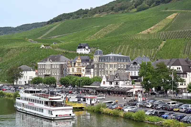 Bernkastel set fra broen over Mosel med en udflugtsbåd ved kajen
