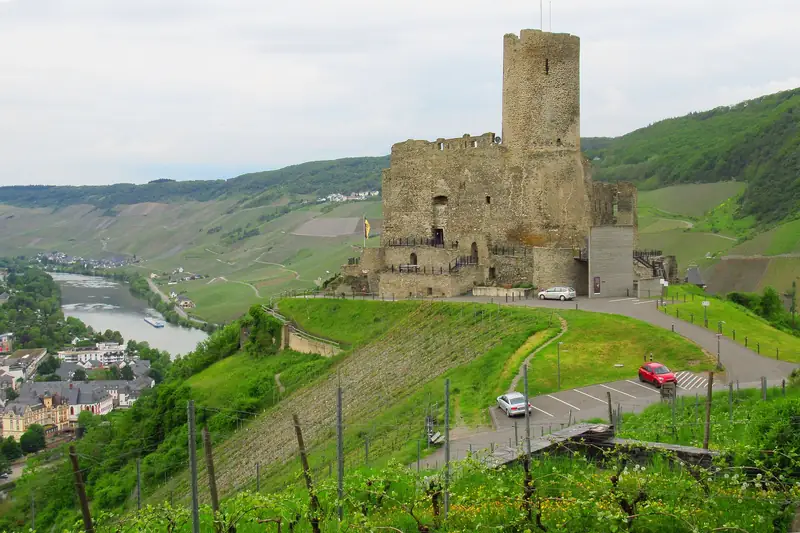Burchtruïne Landshut boven de wijngaarden van Bernkastel