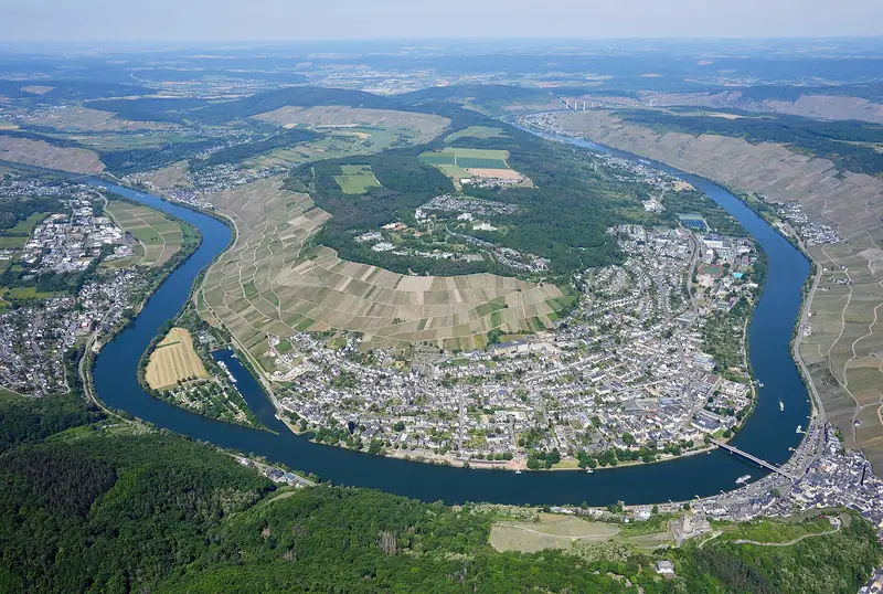 Luchtfoto van de Moezellus bij Bernkastel-Kues