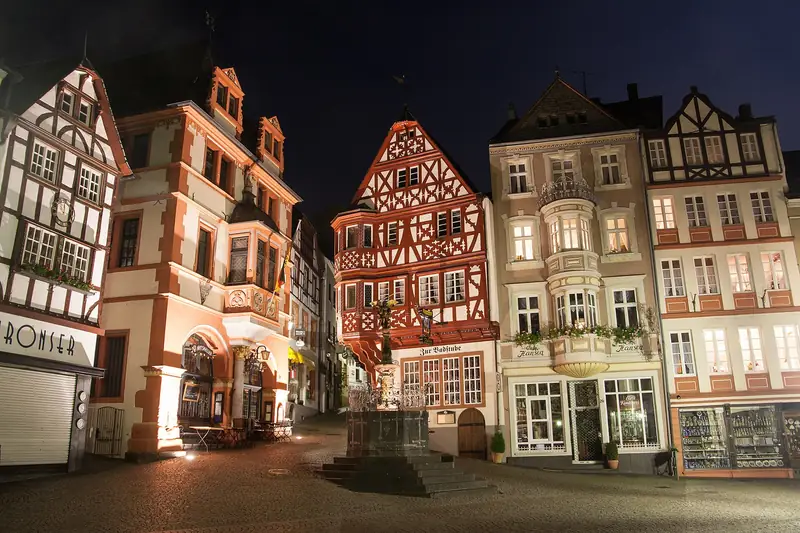 Den oplyste Marktplatz i Bernkastel-Kues om natten