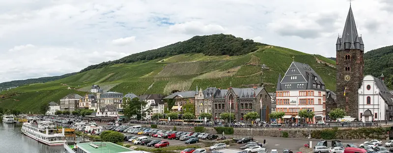 Panorama over Bernkastel-Kues met de kade en de wijnhellingen