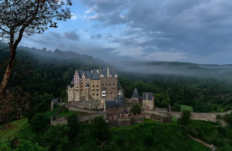 Burg Eltz in het bosrijke Elzdal, vroeg in de ochtend