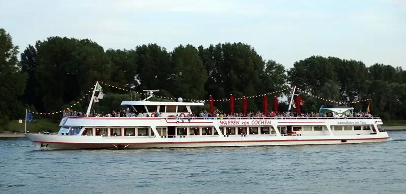 Passagiersschip Wappen von Cochem met vlaggetjes op de rivier