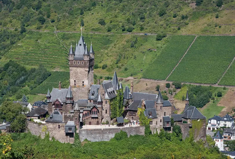 De Reichsburg boven Cochem, omringd door wijngaarden