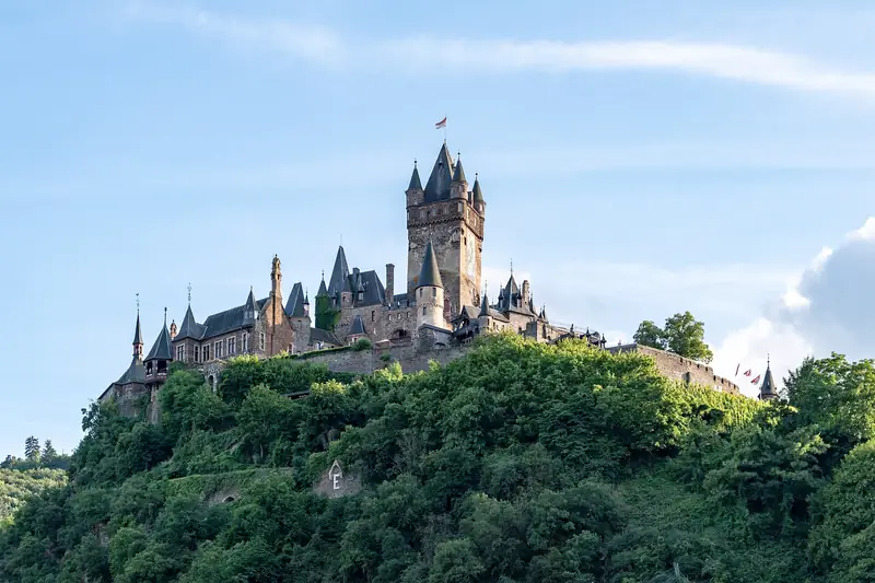 De Reichsburg op de beboste heuvel boven Cochem