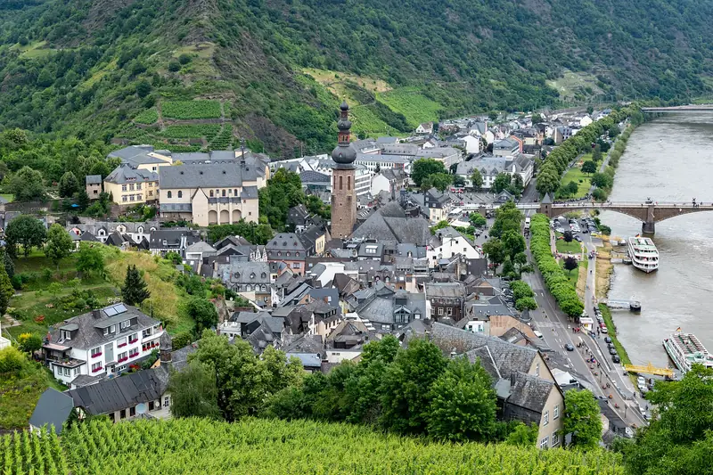 Cochem van bovenaf, met de kerktoren, de oude stad en de Moezelbrug