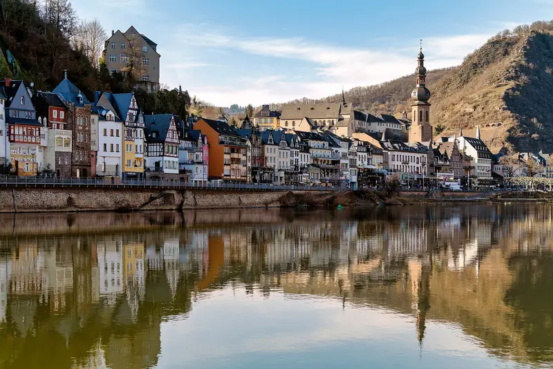 De gevels aan de Moselpromenade van Cochem spiegelen in de Moezel