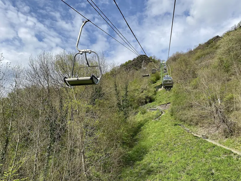 Stoeltjes van de Cochemer Sesselbahn boven de helling