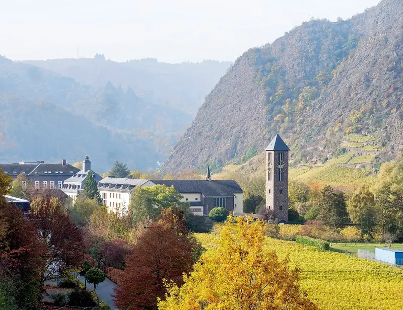Klooster Ebernach bij Cochem in herfstkleuren