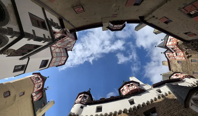 Omhoog kijken op de binnenplaats van Burg Eltz
