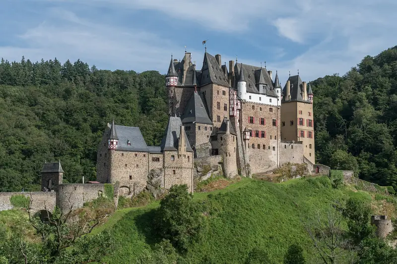 Burg Eltz vanaf de noordwestkant, boven het bos