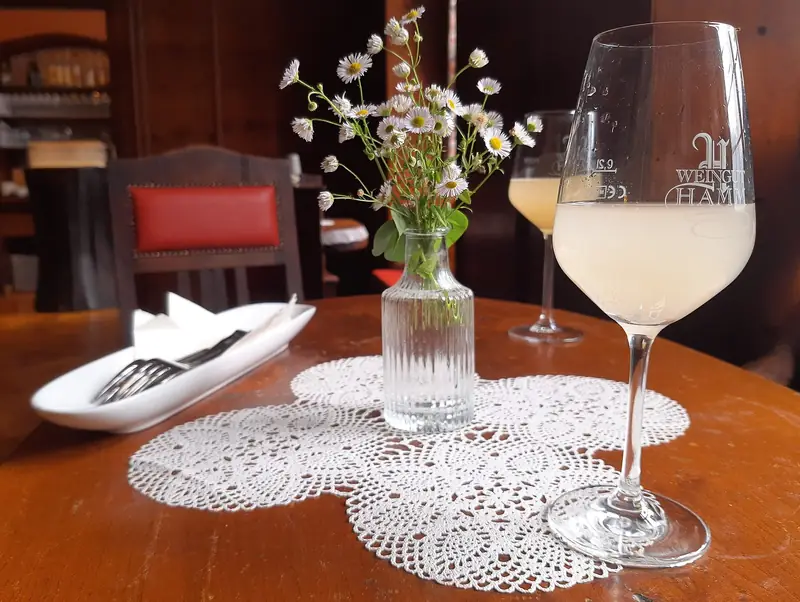 Een glas Federweißer, de troebele jonge wijn van het najaar