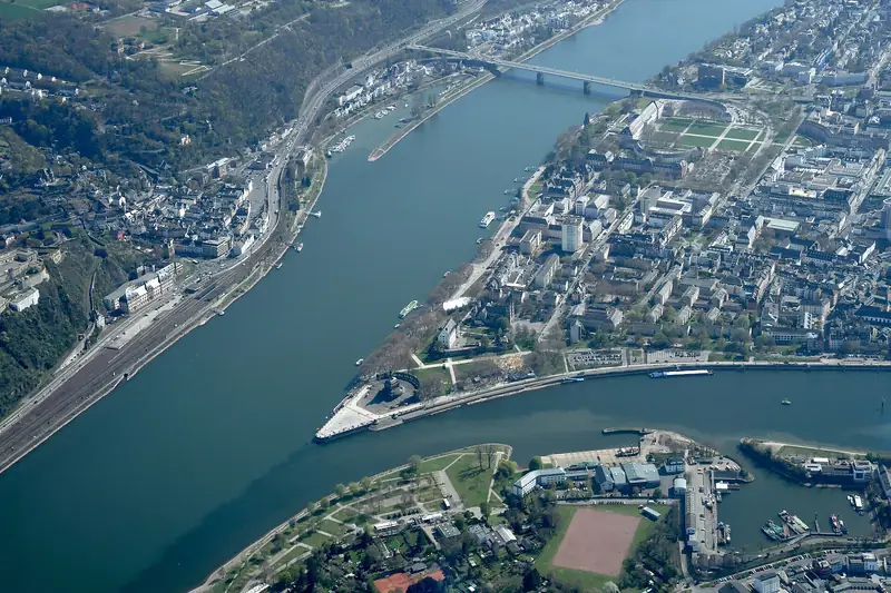 Luftfoto af Deutsches Eck i Koblenz, hvor Mosel løber ud i Rhinen