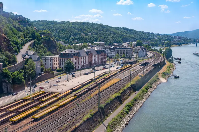 Het stadsdeel Ehrenbreitstein aan de Rijn, met het spoor langs de oever