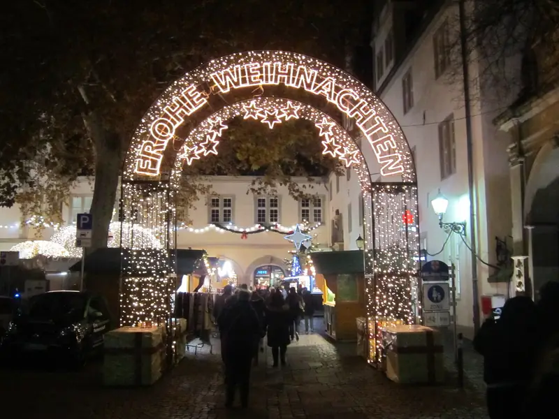 Lichtpoort van de kerstmarkt bij het stadhuis van Koblenz
