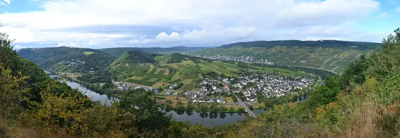 Panorama vanaf de Moselsteig bij Mont Royal over de Moezellus