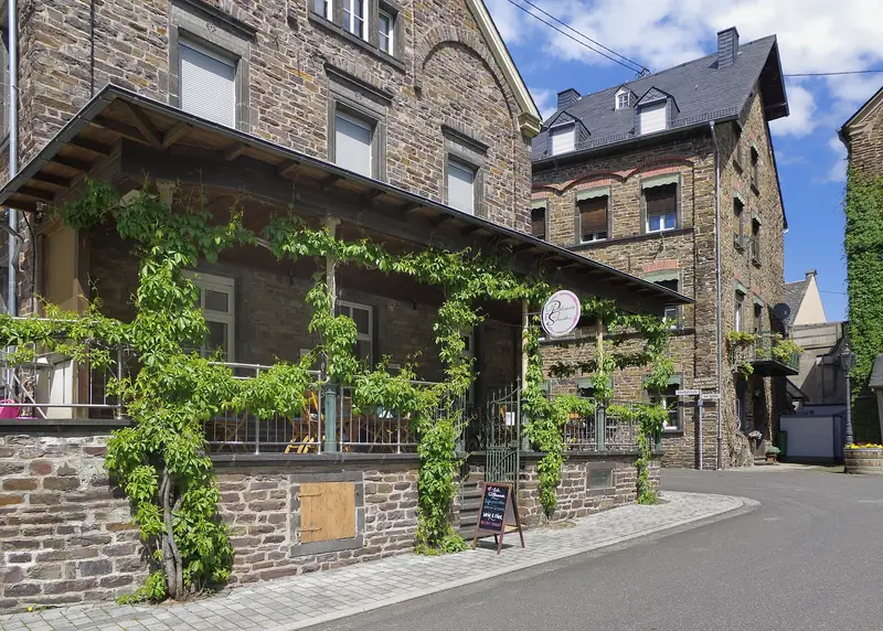 Gade i vinlandsbyen Pommern med en facade dækket af vildvin