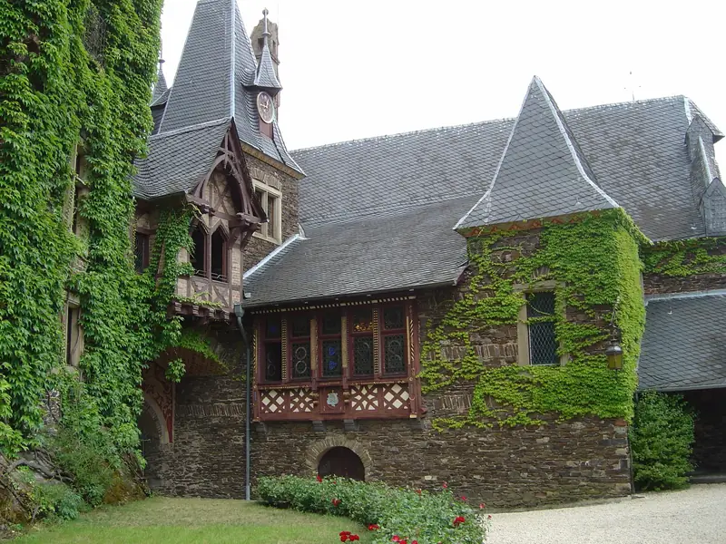 Bygning med vedbend på området ved Reichsburg i Cochem