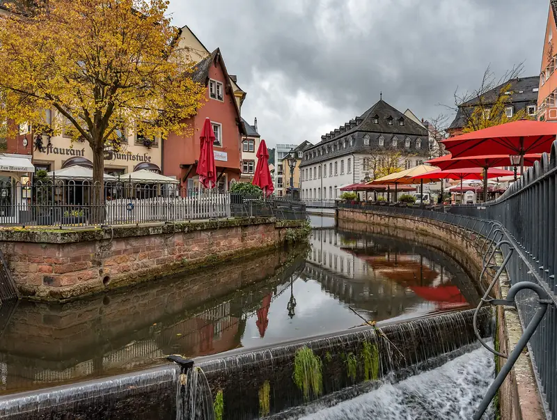 Terrassen aan het water in de oude stad van Saarburg