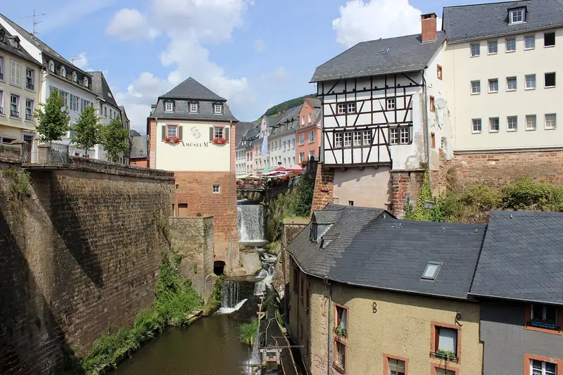 Vakwerkhuizen en de waterval van de Leuk in Saarburg