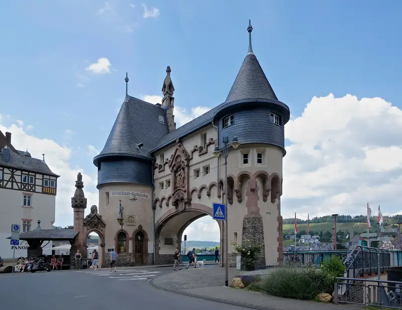 De jugendstil-Brückentor in Traben-Trarbach