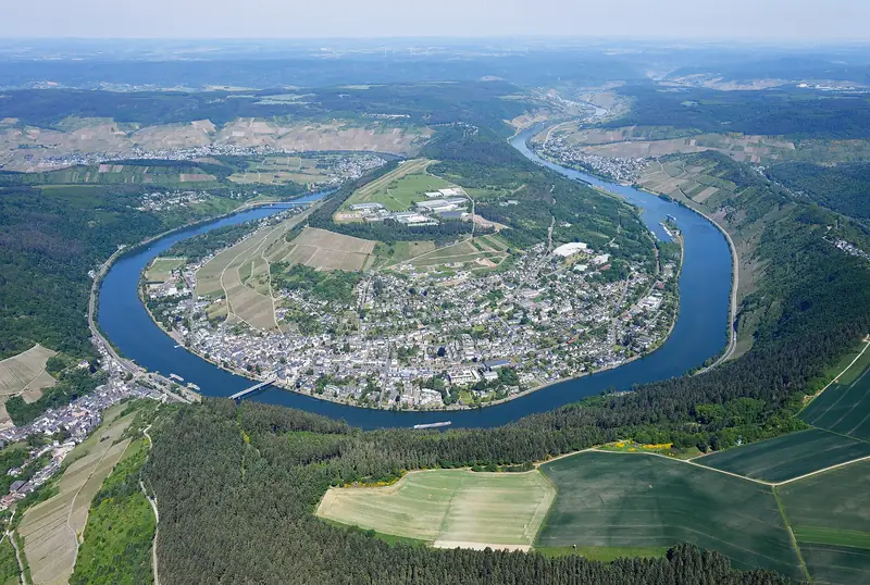 Luchtfoto van de Moezellus bij Traben-Trarbach