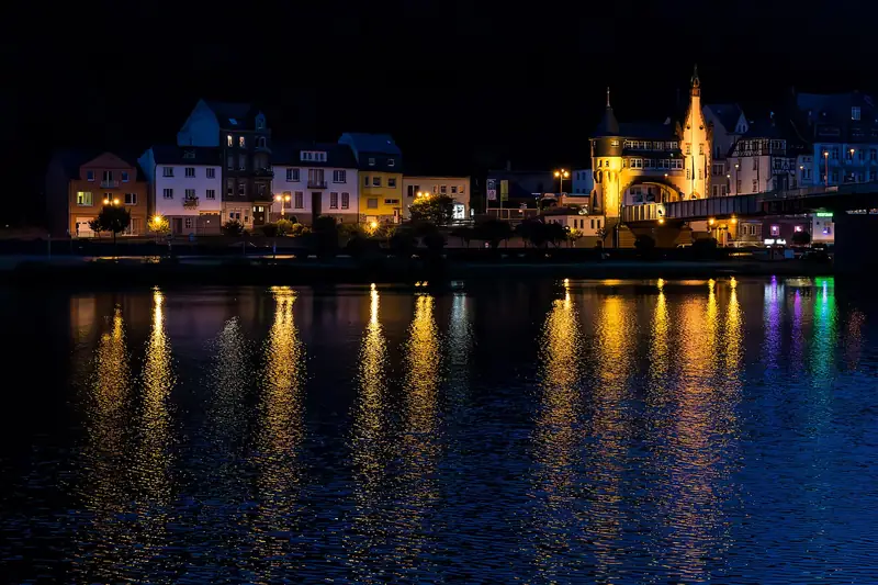 Trarbach om aftenen med lys, der spejler sig i Mosel