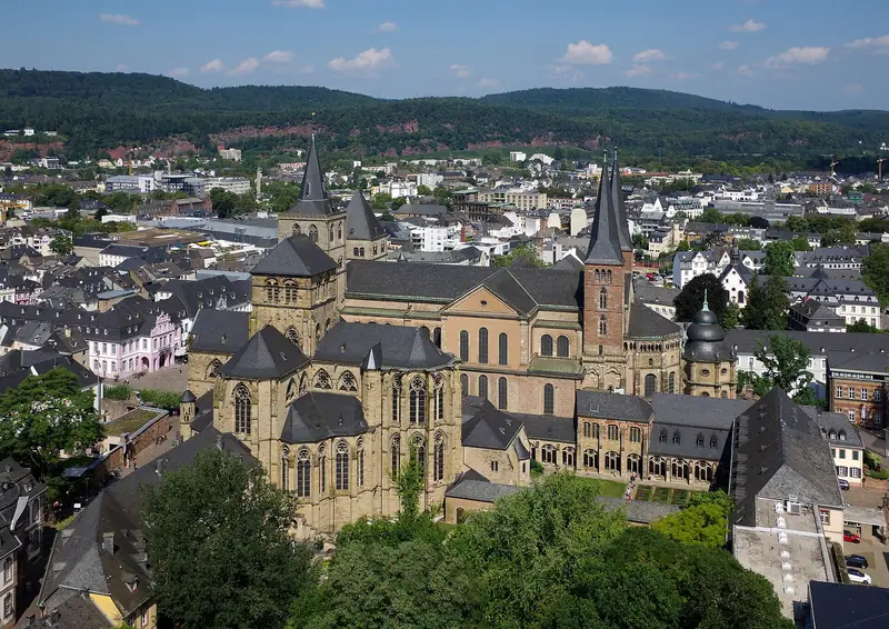 De Dom en de Liebfrauenkirche boven de daken van Trier