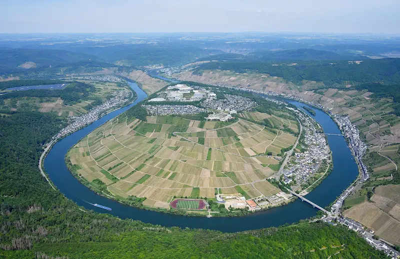 Luftfoto af den store Mosel-sløjfe ved Zell
